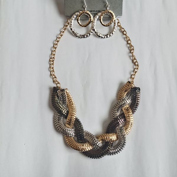 Juego collar y arete dorado y plateado