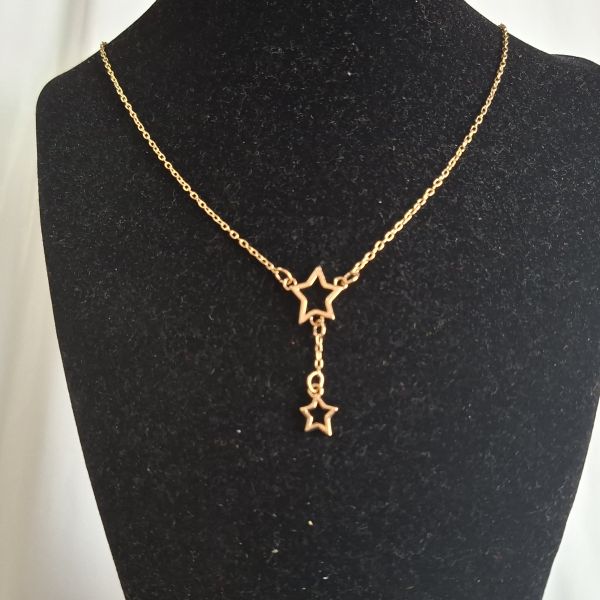 Collar dorado con dije de estrellas 