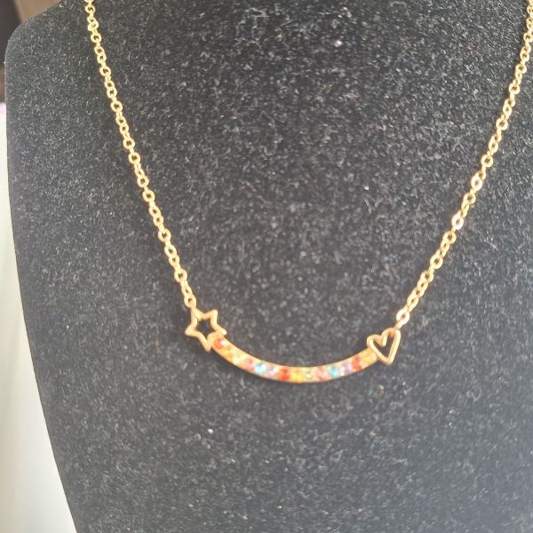 Collar con dije de estrella y corazón y piedras a colores 