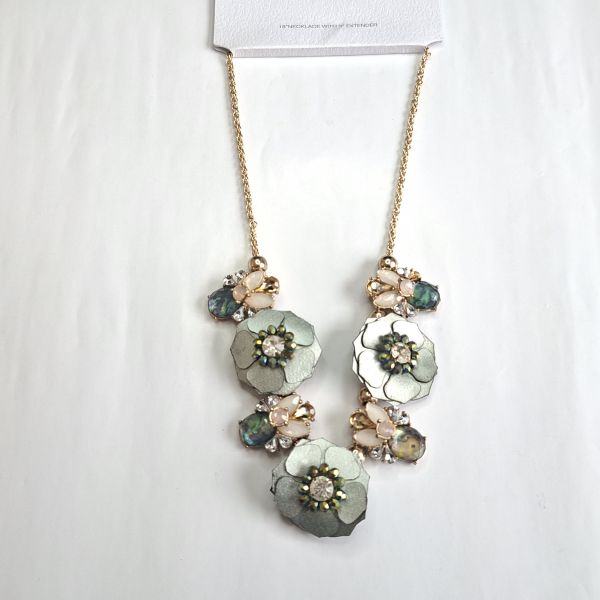 Collar de flores y circones color esmeralda