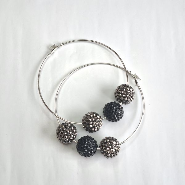 Aretes con esferas plateadas y negras 