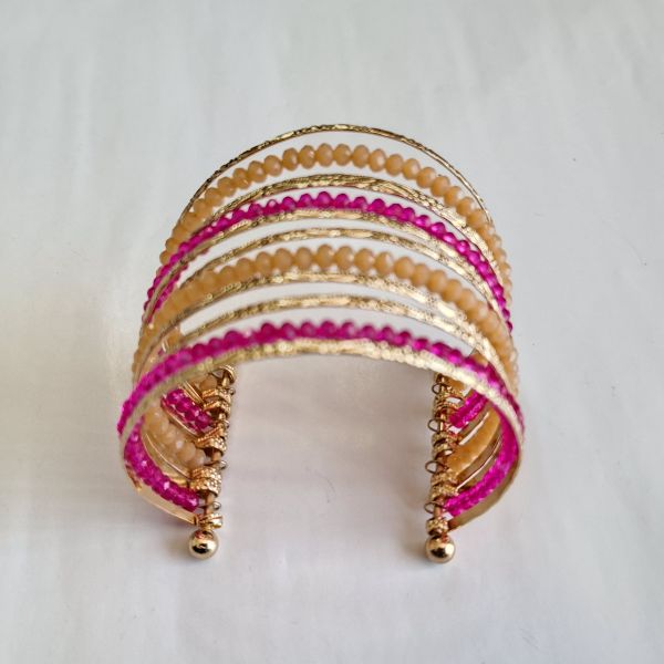 Pulsera de piedras y aros dorados 