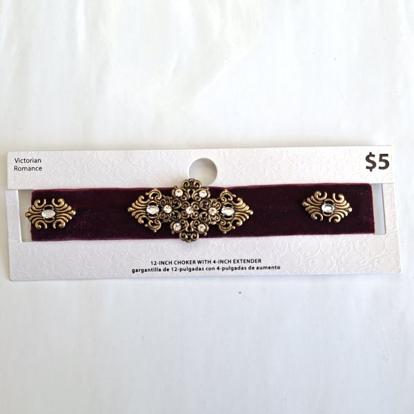 Chocker gamusa color vino adornos dorados con piedras 