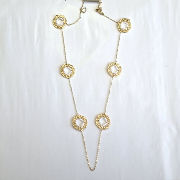 Collar cadena dorada, detalles dorados y blanco 