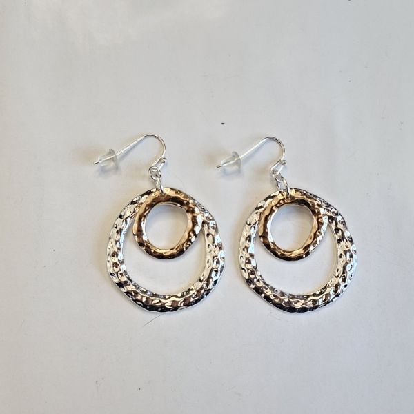 aretes dorados y plateados
