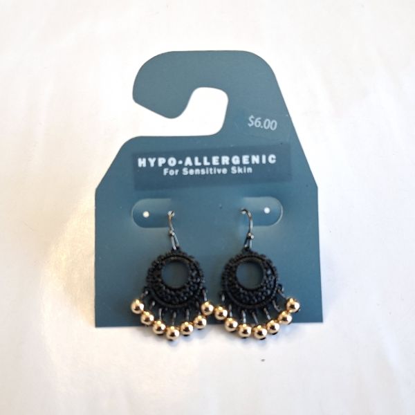 Aretes negros y perlas doradas 