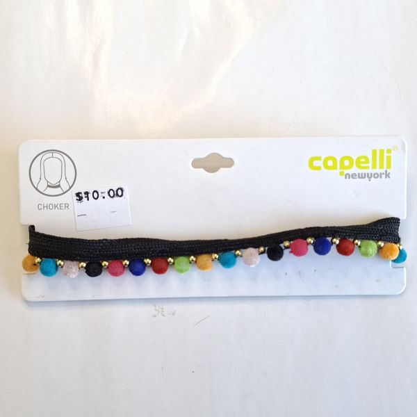 Chocker tejido con perlas doradas y bolitas de terciopelo