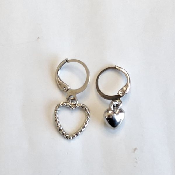 Aretes asimetricos de corazón con circones