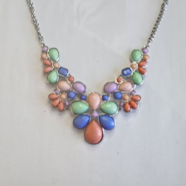 Collar de piedras colores pastel 