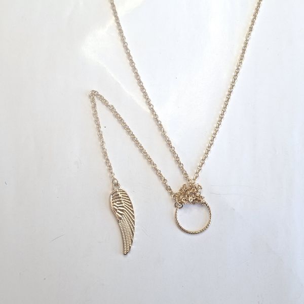 Collar dorado con dije de aro y alas