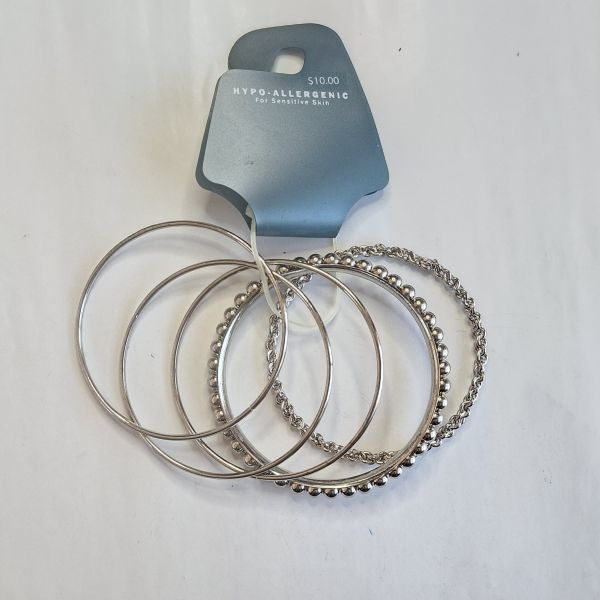 Juego de pulseras plateadas varios diseños 