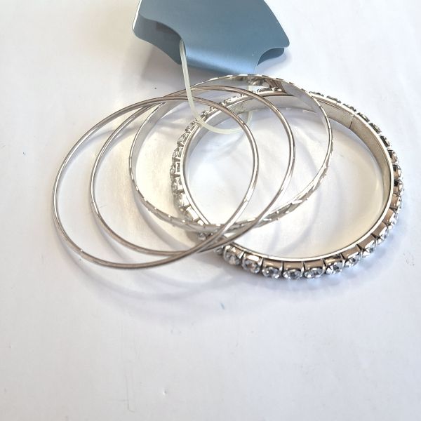 Juego de pulseras plateadas con circones y laborados 