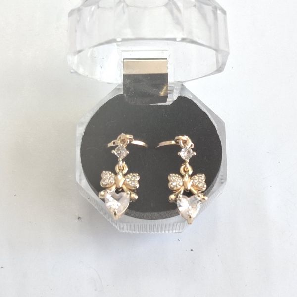 Aretes dormilonas circon de corazón, moño con circones