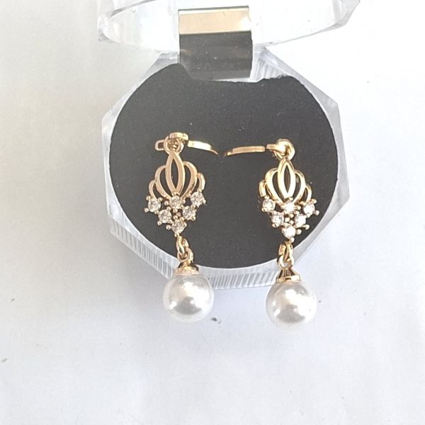 Aretes dormilonas con circones y perla blanca 