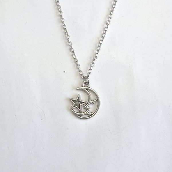Collar plateado dije de luna y estrella