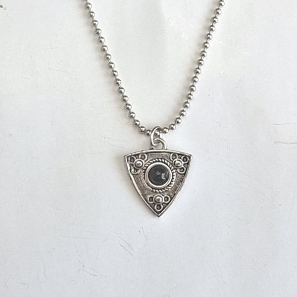 Collar plateado con dije de triángulo espiritual y piedra negra