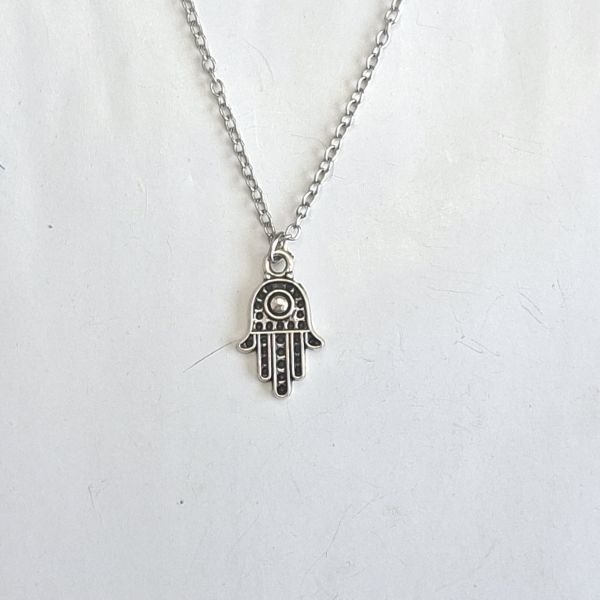 Collar plateado con dije de mano de Fátima 