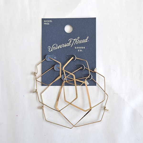 Juego de aretes dorados hexagonales