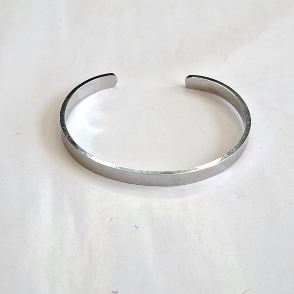 Pulsera plateada de acero 