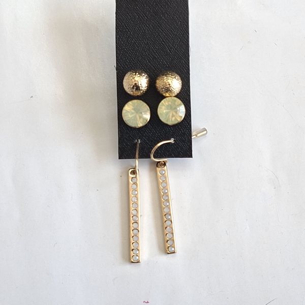 Ser de aretes color dorado