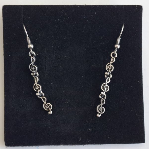 Aretes plateados de clave musical