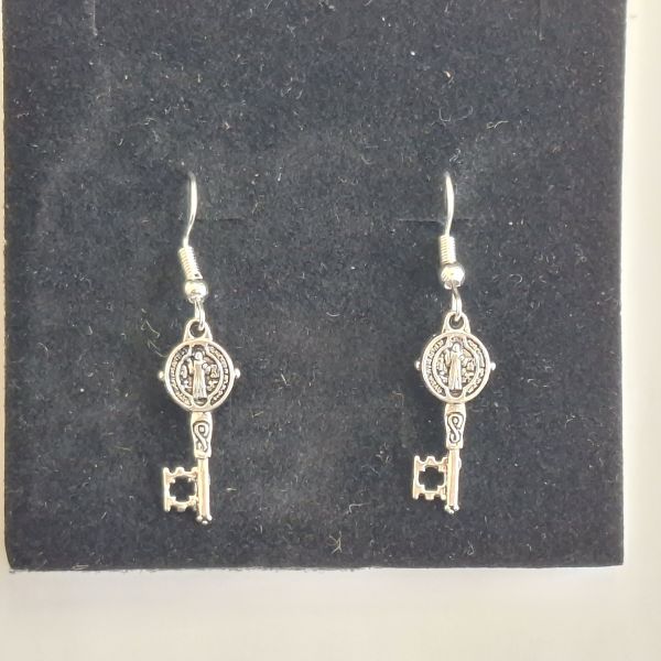 Aretes plateados de san benito