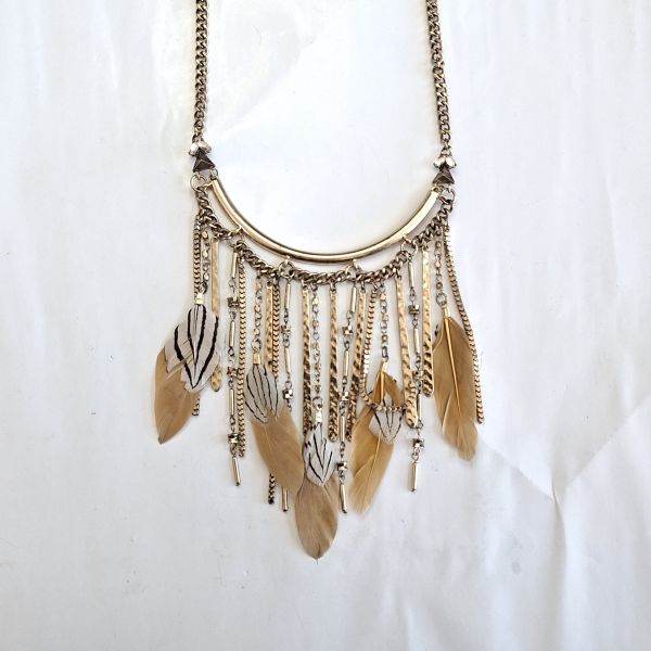 Collar dorado con plumas cadenas colgantes 
